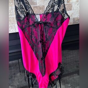 🆕/Vintage Shirley Of Hollywood PinkBlack LaceTeddy w/Garter Straps & snapcrotch